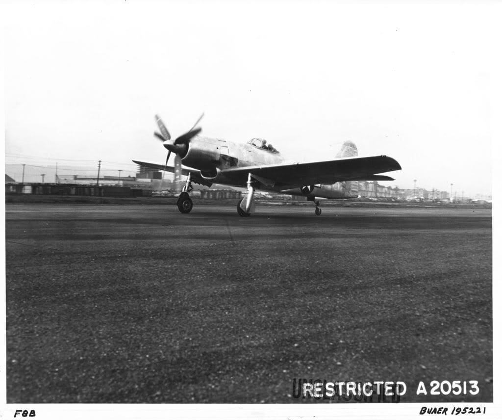 Опытный истребитель XF8B-1 на испытательном аэродроме